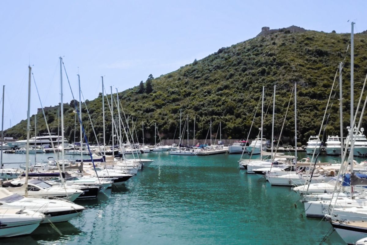 Una veduta sul porto del Marina Cala Galera