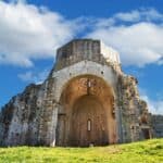 Una foto di fronte all'arco principale dell'Abbazia di San Bruzio a Magliano in Toscana