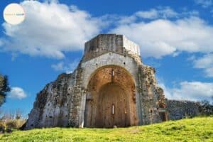 Una foto di fronte all'arco principale dell'Abbazia di San Bruzio a Magliano in Toscana