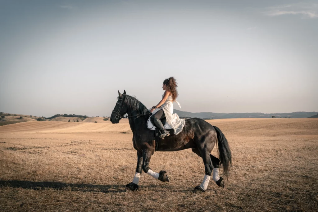 Giulia Rabazzi che cavalca il suo cavallo in un campo a Granaione